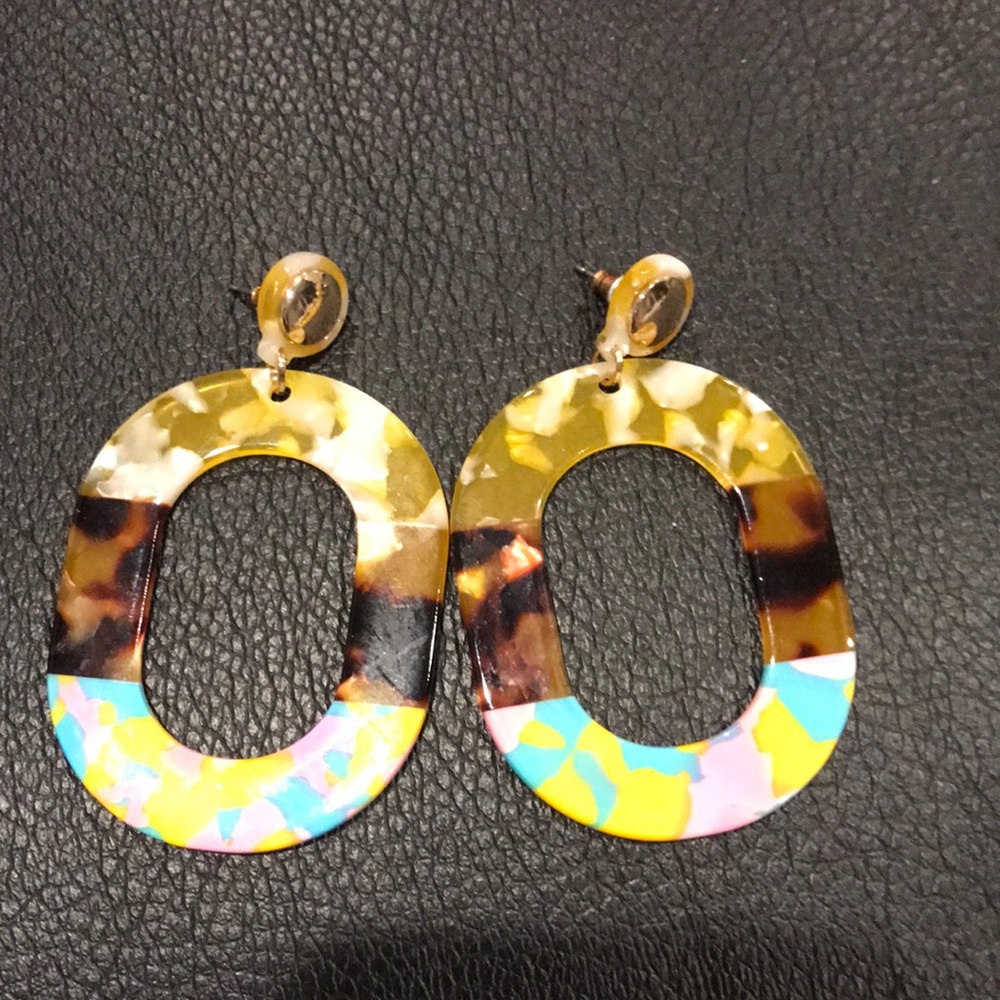 Nice casual time earrings boutique item